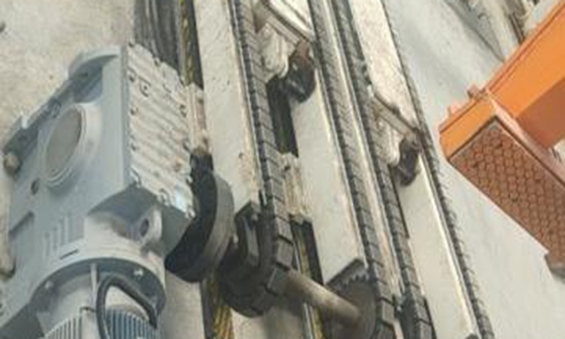 Blokovací zvedací zařízení