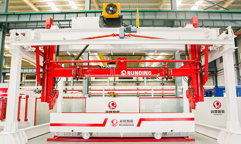 Naklápěcí jeřáb a hoister